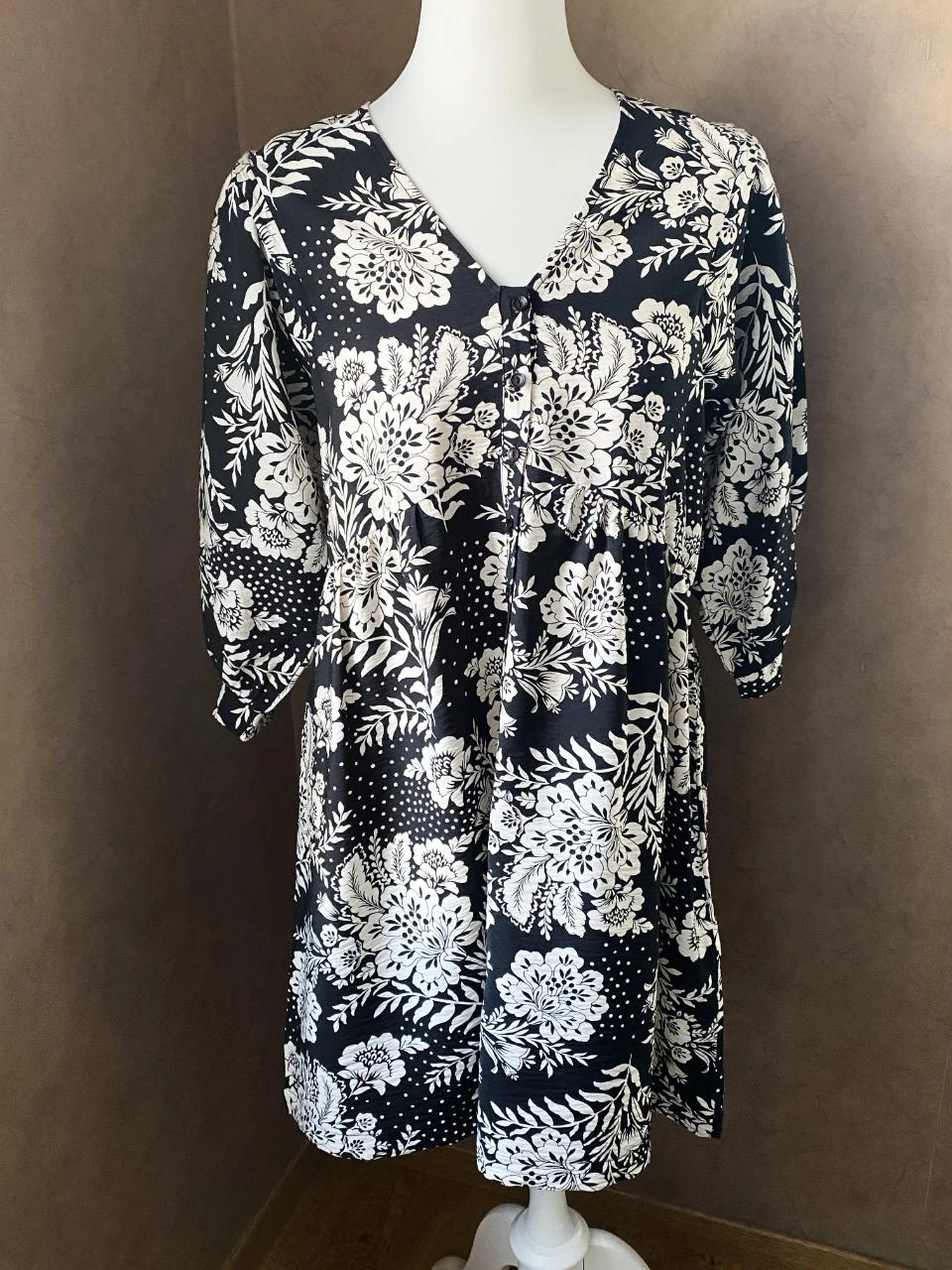 Robe Grace & Mila noire & blanc cassé fleurie T36 – Chic bohème – Manches 3/4
